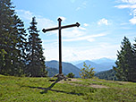 Schließlich erreichen wir das Pessenbacher Joch mit seinem Holzkreuz
