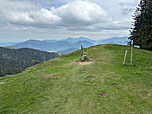 Vom Kreuz folgen wir dem Wiesenrücken nach Südosten