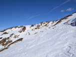 Leicht rechts führt uns die Spur durch den aperen Hang