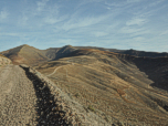 Die Fahrstraße schlängelt sich durch die wüstenähnliche Landschaft