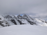 Die Bernina ist zwar in Wolken, aber der Piz Morteratsch zeigt sich im Westen