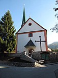 An der Kirche in Alpbach geht es links vorbei...