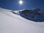 Ein dicker Eispanzer bedeckt die Kante der Nordwand des Großvenedigers