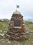 Der Gipfelsteinmann mit der Gedenktafel, die an den Aufstieg Kaiser Wilhelm II. erinnert