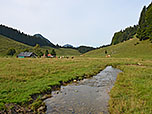 Dort überqueren wir einen Bachlauf