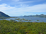 Die Berge jenseits der Meerenge gehören zur Insel Vestvågøy