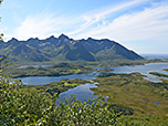 Bergkette um den Høgtinden und den Lyngværfjellet im Süden