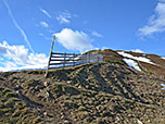 Am Bergrücken kann man direkt dem Zaun zum Gipfel hinauf folgen, ...