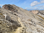 Der Blick zurück auf den Aufstiegsweg und zum Jëuf de Crespëina