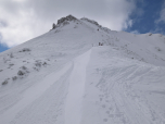 ... und richtet unter dem felsigen Gipfelaufbau das Ski Depot ein