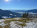 Blick über die Gipfelwiese zum Karwendel