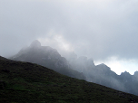 Sonne und Wolken tauchen die Landschaft in eine mystische Stimmung