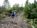 Unbarmherzig steil führt der Weg bergauf.